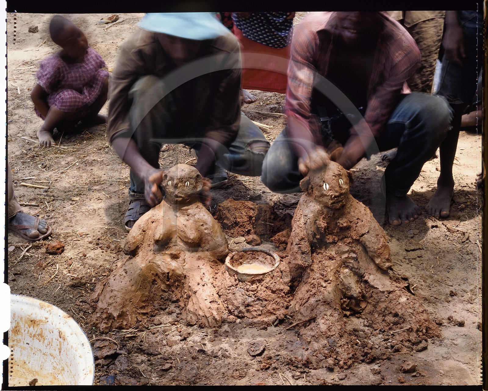Burkina Faso, province de Poni, pays des Lobi, région de Loropéni, réalisation d'un couple de figurines, fétiches en terre au village de Ouadara