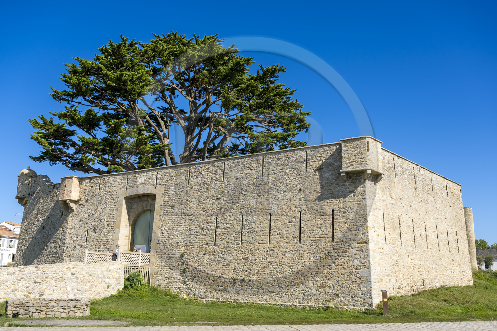 France, Vendée (85), Ile de Noirmoutier, Noirmoutier-en-l'Ile, les remparts entourant le chateau médiéval