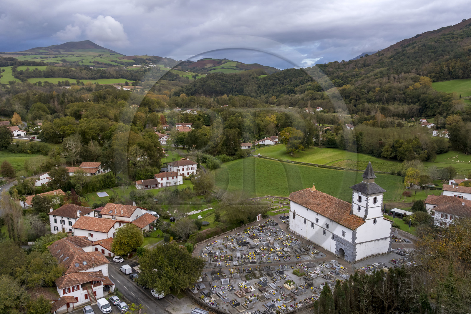France, Pyrénées-Atlantiques (64), Pays-Basque, Itxassou, église Saint-Fructueux (vue aérienne)
