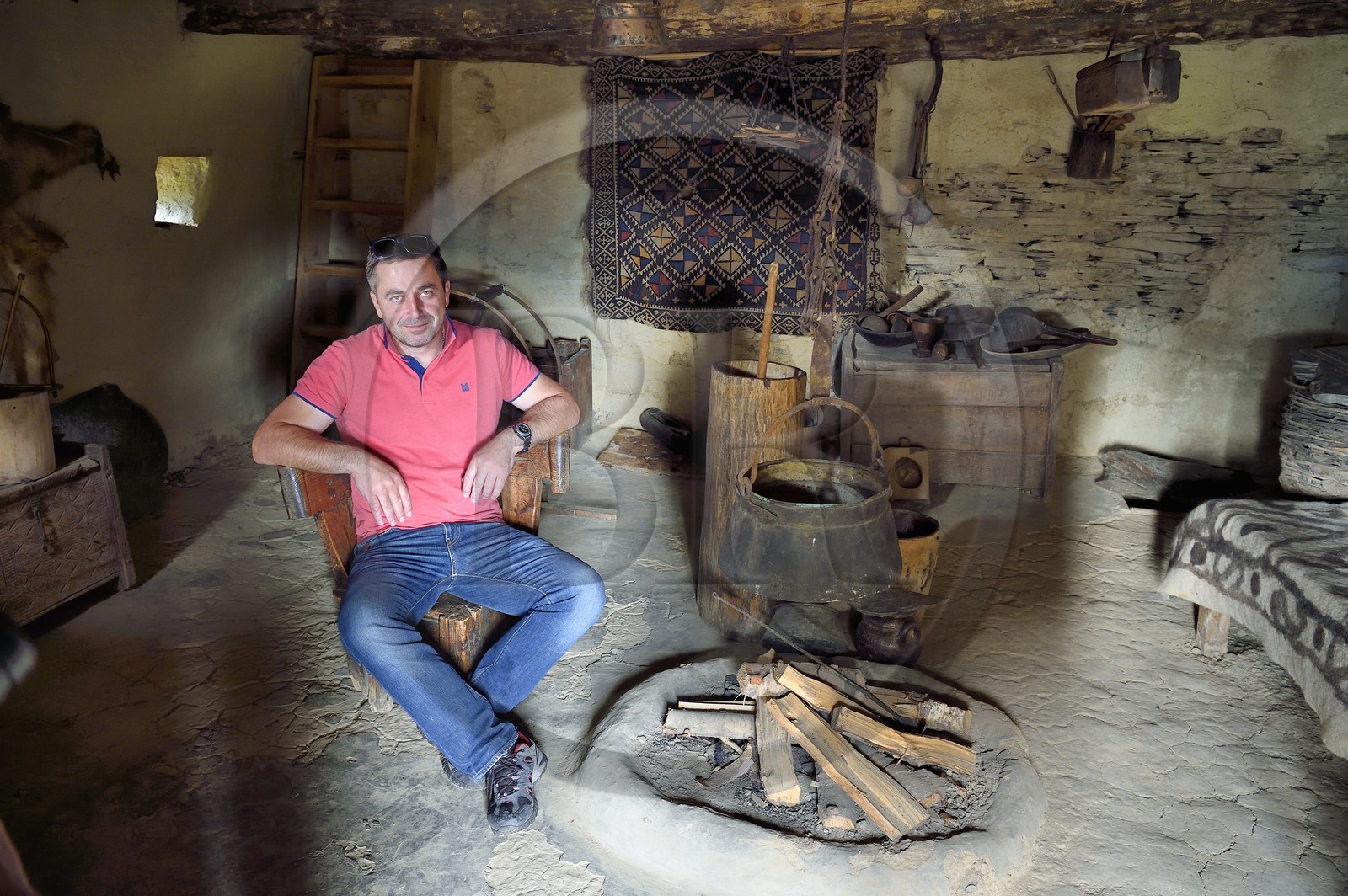 Géorgie, Kakheti, region de Touchétie, Omalo, la forteresse de Keselo à Zemo (haut) Omalo a servi de refuge aux habitants en temps de guerre, David Idoïdzé à l'intérieur de la tour fortifiée médiévale familiale