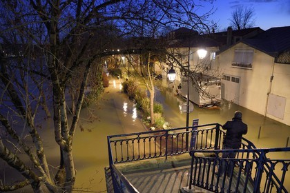 France, Val-de-Marne (94), Le Perreux-sur-Marne, les bords de Marne inondés depuis la passerelle de Bry-sur-Marne
