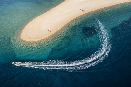 Croatie, Dalmatie, cote dalmate, Ile de Brac, Bol, la plage de Zlatni Rat ou Corne d'or (vue aérienne)