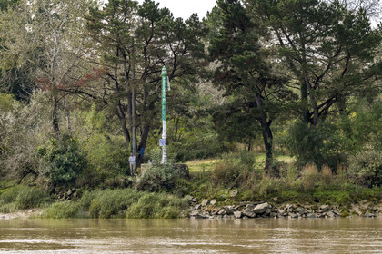France, Loire-Atlantique (44), Le Pellerin, balise à l'approche de l'embarcadère du bac sur les rives de la Loire