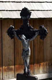 Pologne, Petite Pologne, Carpates, Christ en croix devant l' église en bois Saint-Nicolas (15ème siècle) dans le village de Debno