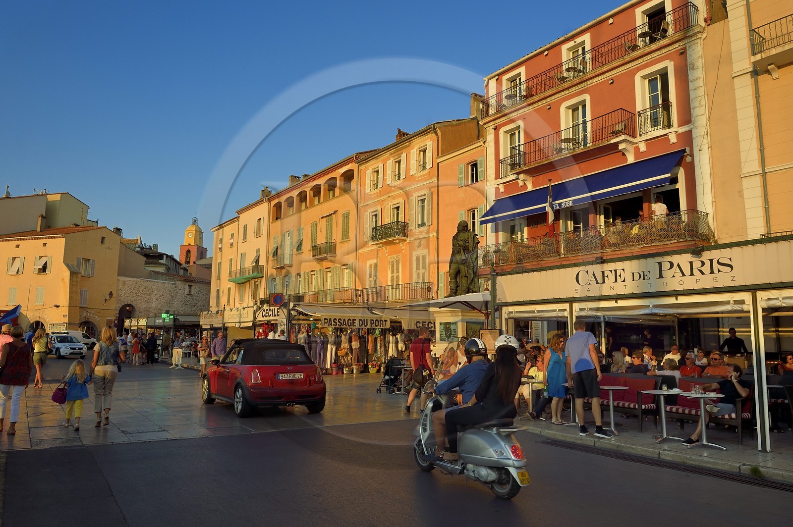 France, Var (83), Saint-Tropez, terrasse du café de Paris sur le quai Suffren