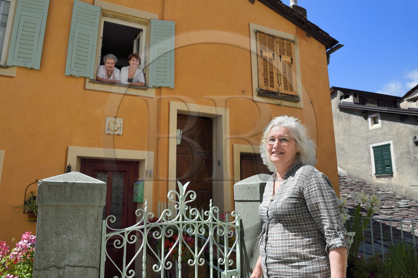 France, Alpes-Maritimes (06), vallée de la Roya (arrière-pays niçois), au pied du parc national du Mercantour, Saorge, deux habitantes du village en discution avec Madame Bresque, Maire de Saorge