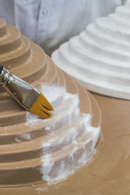 France, Gard (30), Bagard, l'Atelier Sericyne, production de soie d'exception et intissée pour la réalisation d'objets de décoration et d'art de vivre en soie, mise en place d'une pièce de fils de soie sur un moule avec une application au pinceau et à l'eau