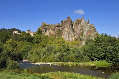 France, Haute-Loire (43), vallée de la Loire, Arlempdes, labellisé les Plus beaux villages de France, ruines du chateau perché sur un rocher basaltique (dyke volcanique) qui surplombe un méandre de la Loire