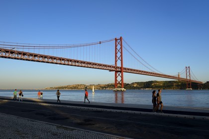 Portugal, Lisbonne, le pont du 25 de Abril sur le Tage et le  le Cristo Rei (Christ Roi)