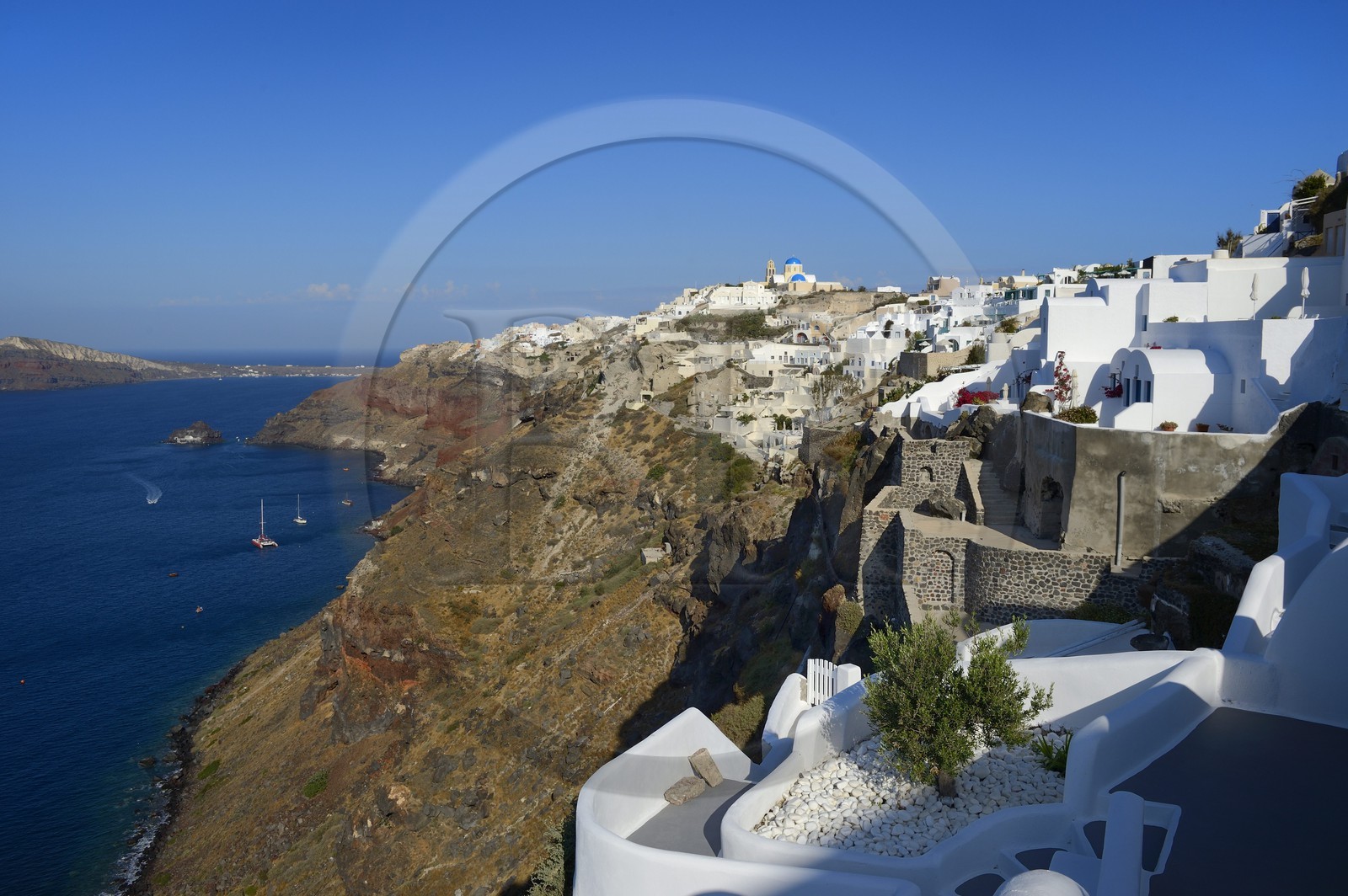 Grèce, Les Cyclades, mer Égée, île de Santorin (Thira ou Théra), le village de Oia qui surplombe la Caldera