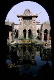 France, Mayenne (53), Cossé-le-Vivien, la Frénouse, oeuvre de Robert Tatin (autorisation avant publication)