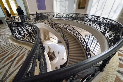 France, Paris (75), Le Petit Palais, construit à l'occasion de l'Exposition universelle de 1900 par l'architecte Charles Girault, il abrite le musée des beaux-arts de la ville de Paris, un des deux escaliers