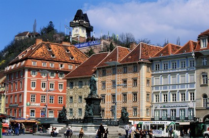 Autriche, Styrie, Graz, centre historique classé Patrimoine Mondial de l'UNESCO, la Hauptplatz (place centrale) statue de l'Archiduc Jean et la Tour de l'Horloge