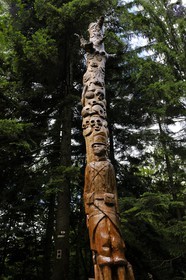 France, Vosges (88), chemin des passeurs au Donon sur la trace de la filière d'évasion du Rehtal, totem taillé au village par des jeunes en réinsertion sociale - des têtes de mort évoquent la guerre, la vigne symbolise la vie qui continue