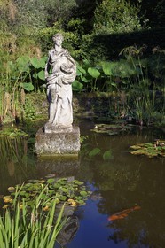 France, Alpes-Maritimes (06), Menton, statue et carpe koï dans le Jardin Serre de la Madone