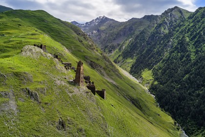 Géorgie, Kakheti, Parc national de Touchétie, vallée de la rivière Alazani dans les montagnes de Pirikiti, village perché de Kvavlo au dessus de Dartlo (vue aérienne)