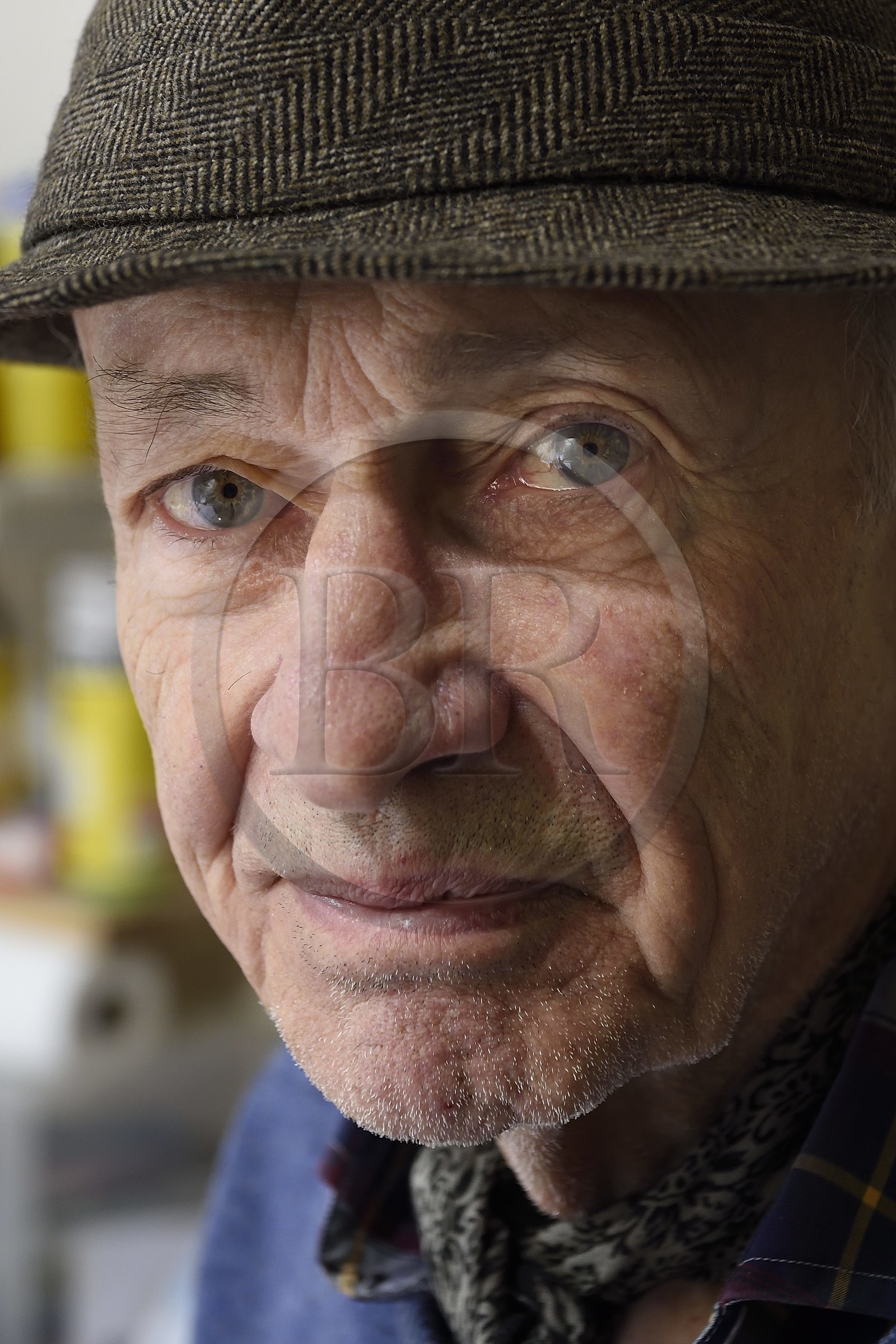 France, Paris (75), l'artiste Jacques Villeglé dans son atelier