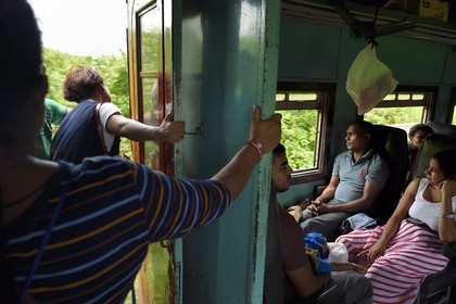 Sri Lanka, Province de l'Ouest, train de Galle à Colombo, le train roule avec portes ouvertes