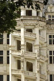 France, Loir-et-Cher (41), vallée de la Loire classée au Patrimoine Mondial de l'UNESCO, château de Blois, escalier à clair-voie sur la façade François 1er