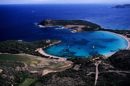 France, Corse-du-Sud (2A), la baie de Rondinara ourlée de sable blanc (vue aérienne)