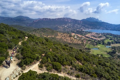 France, Var (83), Agay commune de Saint-Raphaël, cavaliers en randonnée dans le massif de l'Estérel, le rastel d'Agay et le Pic du Cap Roux en arrière plan (vue aérienne)
