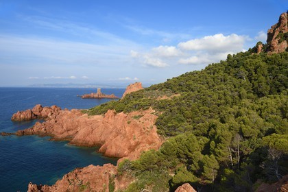 France, Var (83), Agay commune de Saint-Raphaël, massif de l'Estérel, la Corniche d'Or, la tour de l'Ile d'Or au large du cap du Dramont