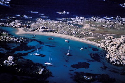 France, Corse-du-Sud (2A), bateaux au mouillage dans l'archipel des îles Lavezzi (vue aérienne)
