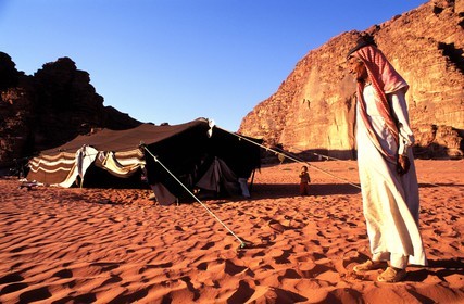 Jordanie, Wadi Rum, un bédouin devant sa tente