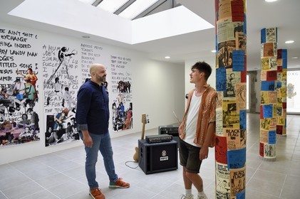 France, Var (83), Toulon, ancien quartier du petit Chicago devenu quartier des Arts, Galerie l'Axolotl, Julien Carbone directeur du Port des Créateurs à gauche et l'artiste Leo Fourdrinier