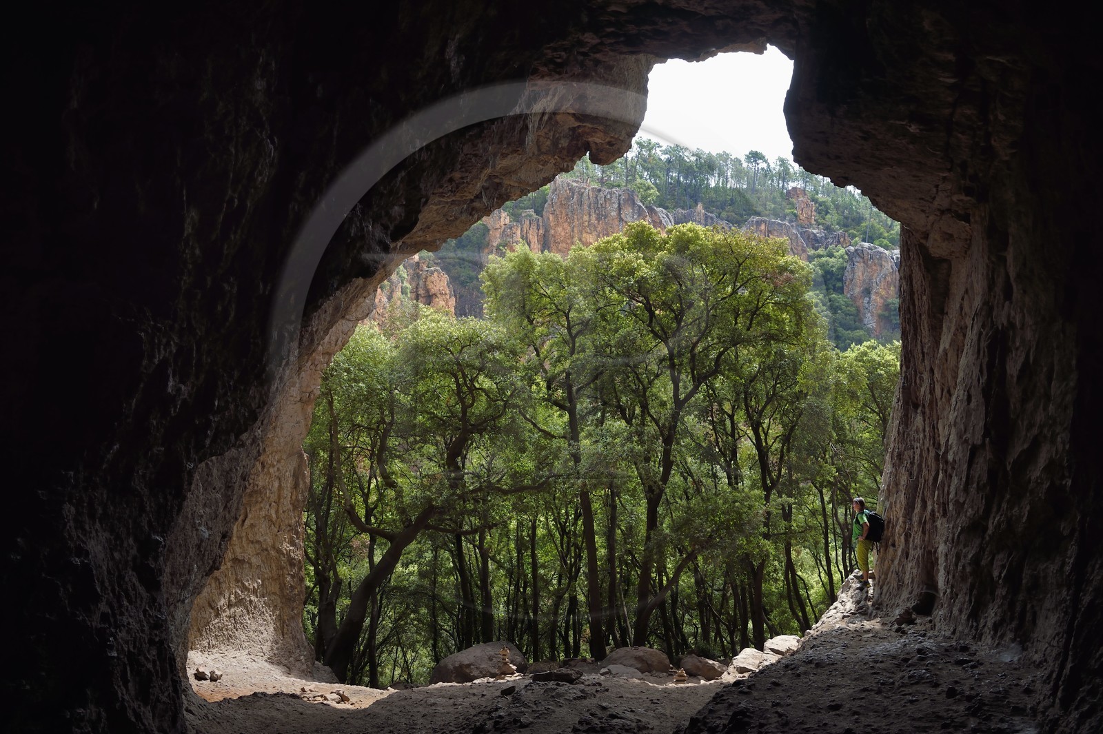 France, Var (83), entre Bagnols-en-Forêt et Roquebrune-sur-Argens, randonnée dans les Gorges du Blavet, la grotte du Muéron, habitat préhistorique