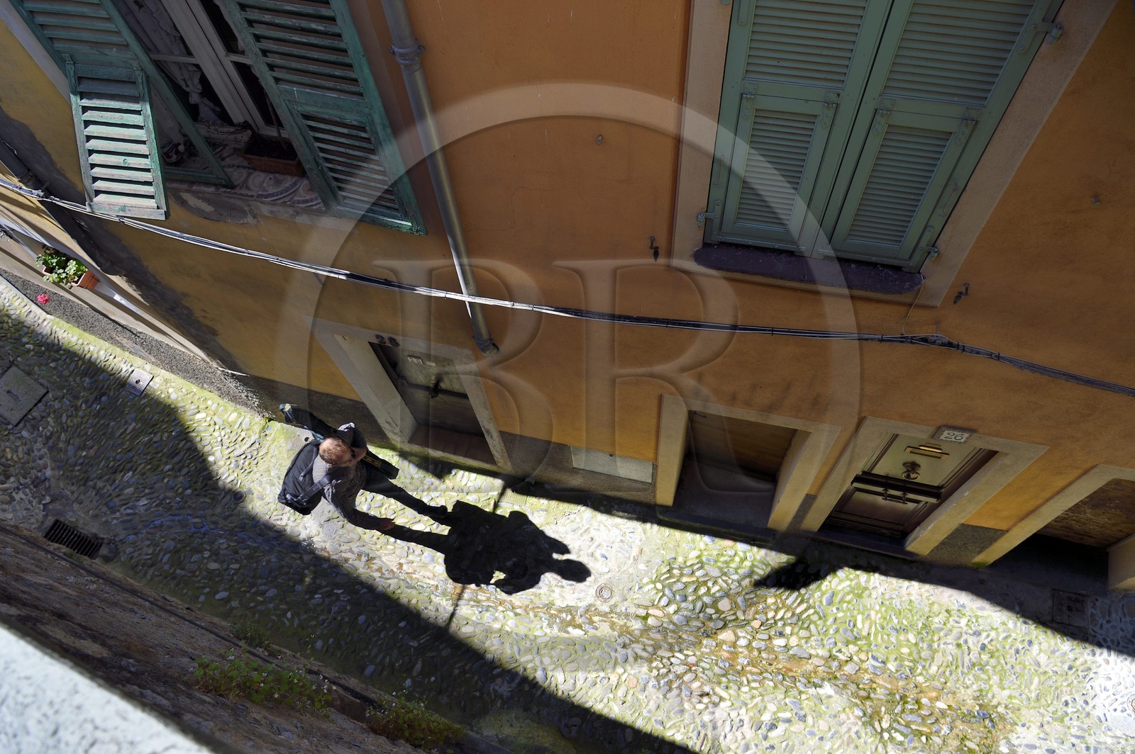 France, Alpes-Maritimes (06), vallée de la Roya (arrière-pays niçois), au pied du parc national du Mercantour, Saorge, une ruelle étroite