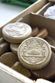 Azerbaïdjan, région de Ismailli, Lahij (Lahic), turbah destinée à la prière des chiites dans une mosquée