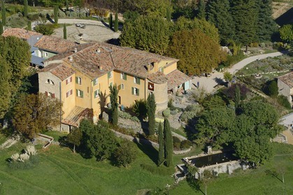 France, Var (83), Provence Verte, Bras, vers Saint-Maximin-la-Sainte-Baume, la maison d'hotes Le Peyrourier - une campagne en Provence (vue aérienne)