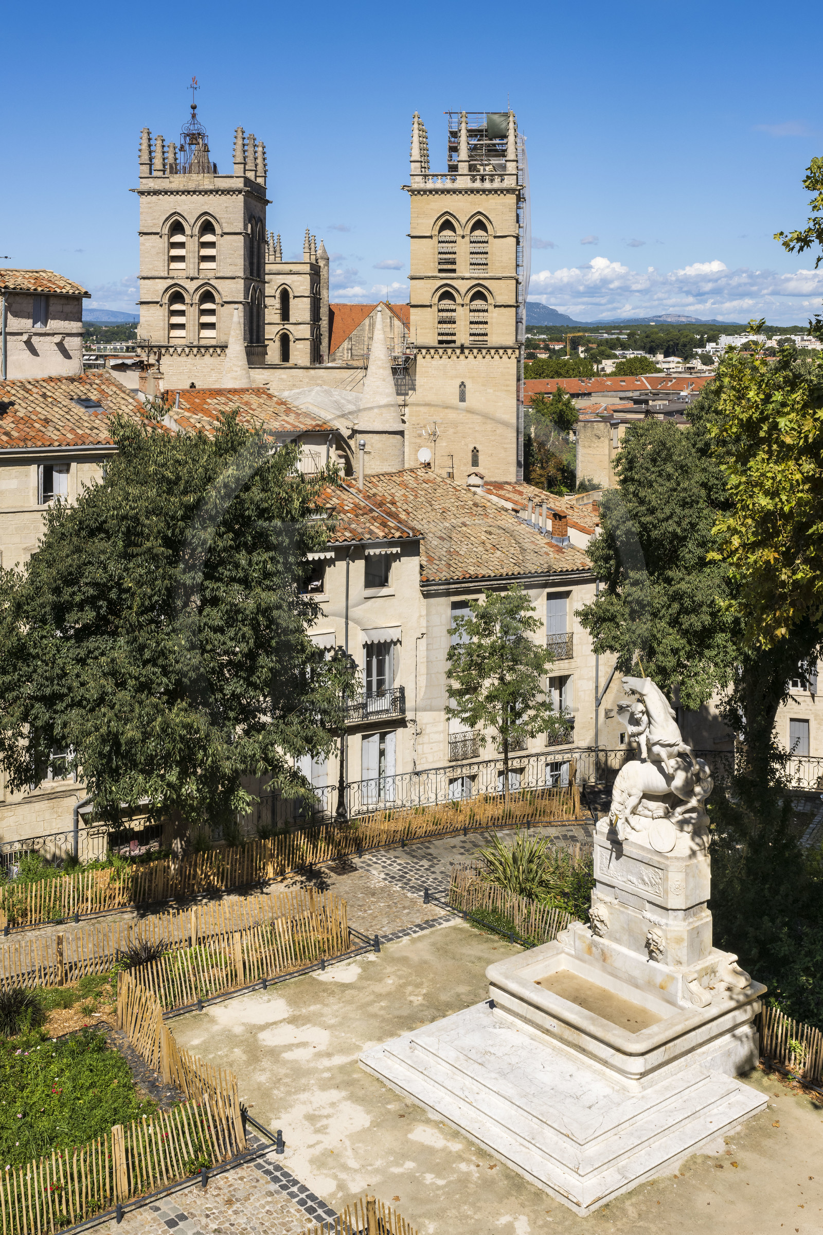 France, Hérault (34), Montpellier, centre historique appelé l’Ecusson, la fontaine aux licornes dans le jardin de la place du Canourgue et les tours de la Cathédrale Saint-Pierre en arrière plan