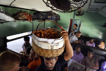 Sri Lanka, Colombo, gare du Fort, vendeur ambulant de beignets de crevettes et de wade
