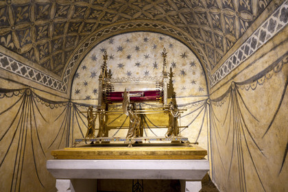 France, Yonne (89), parc naturel régional du Morvan, Vézelay, classé au Patrimoine Mondial de l'UNESCO, labellisé Les Plus Beaux Villages de France, point de départ de l'une des principales voies de pèlerinage de Saint-Jacques-de-Compostelle, la basilique Sainte-Marie-Madeleine, le reliquaire dans une châsse d’or de sainte Marie-Madeleine (contenant une de ses côtes) dans la crypte