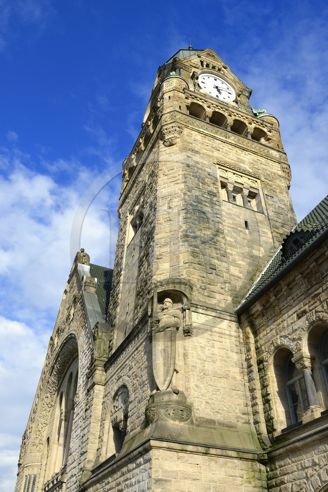 France, Moselle (57), Metz, la gare de Metz, édifiée de 1905 à 1908 par l'architecte berlinois Jurgen Kruger est inscrite monument historique, statue représentant Roland de Roncevaux