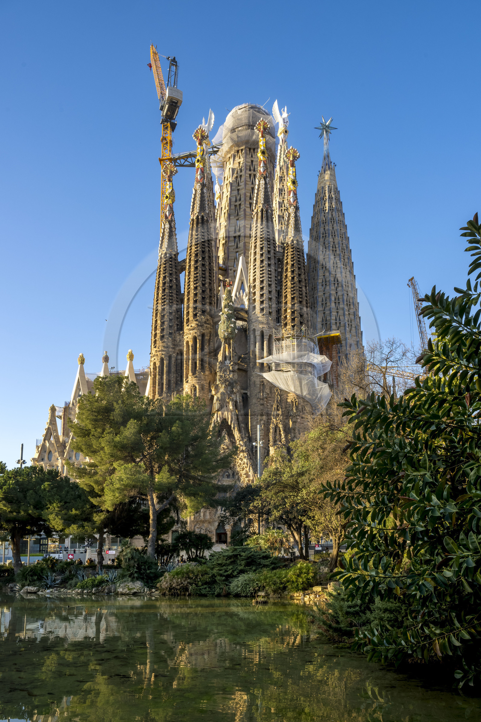 Espagne, Catalogne, Barcelone, quartier de l'Eixample, basilique de la Sagrada Familia de l'architecte du modernisme catalan Antoni Gaudi classée Patrimoine Mondial de l'UNESCO, façade de la Nativité