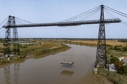 France, Charente-Maritime (17),  Rochefort, le pont transbordeur de Rochefort (ou Martrou) construit par Ferdinand Arnodin en 1900, la nacelle est en translation au dessus du fleuve Charente (vue aérienne)