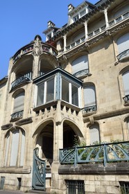 France, Meurthe et Moselle (54), Nancy, immeuble à gradins (1901-1902) de l'architecte Georges Biet au 22 rue de la Commanderie d'inspiration Art Nouveau et néo-gothique, la structure métallique ajoutée vers 1927 couvrant le corps de terrasse est de Jean Prouvé