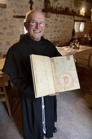Croatie, Dalmatie, côte dalmate, Ile d’Ugljan, Preko, Monastère Franciscain de l'îlot Galovac, titre de propriété originale de l'ile de 1747 présenté par le frère Bozo Susic