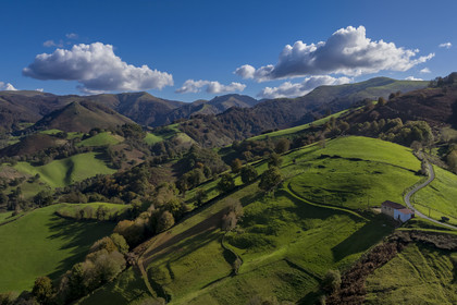 France, Pyrénées-Atlantiques (64), Pays-Basque, la vallée des Aldudes à Urepel, le Kintoa (le pays Quint) au sud de la vallée à cheval de la frontière espagnole (vue aérienne)