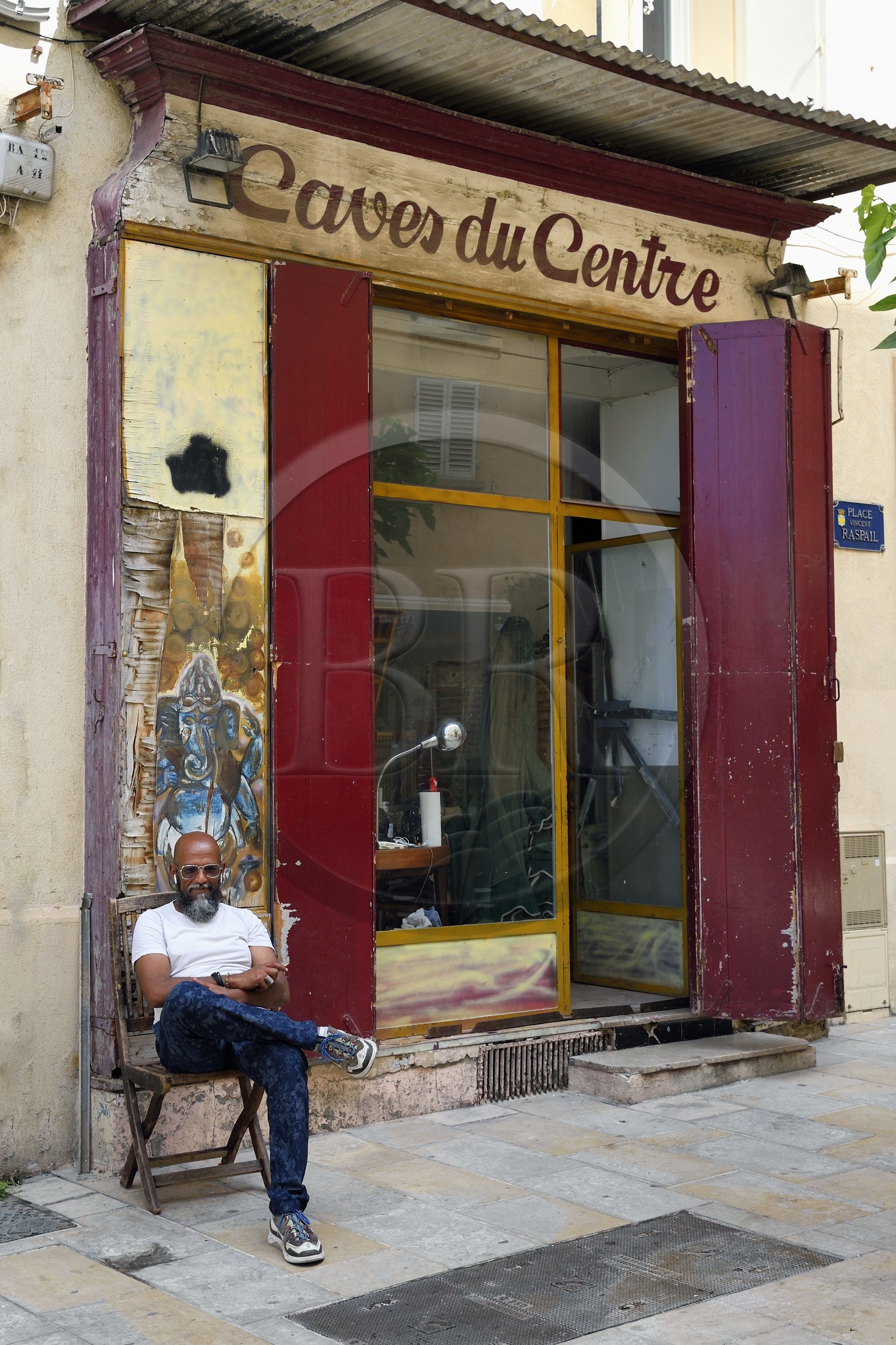 France, Var (83), Toulon, David Talma devant son magasin l'Atelier Déco