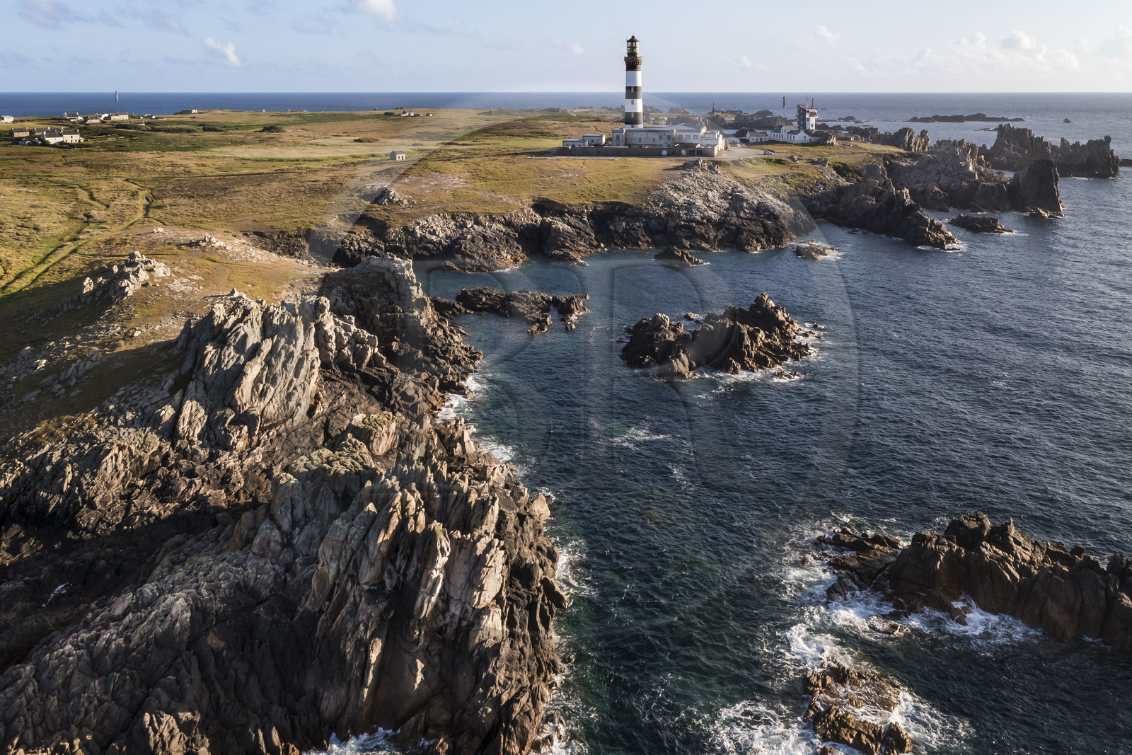 France, Finistère (29), Mer d'Iroise, Ile d'Ouessant, le phare du Créac’h et les rochers de la cote dechiquetée au Nord de l'Ile (vue aérienne)