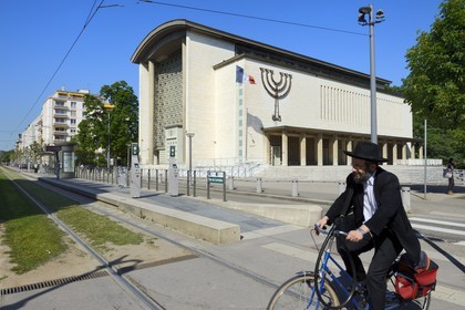 France, Bas-Rhin (67), Strasbourg, avenue de la Paix, la grande synagogue de la Paix batie en 1954 et le grand portail œuvre du ferronnier d'art Gilbert Poillerat