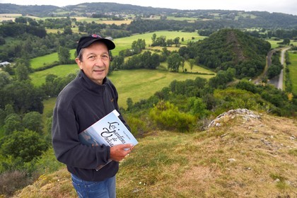 France, Puy-de-Dôme (63), sur la butte basaltique de Saint-Pierre-Le-Chastel surplombant la vallée de la Sioule, l'ingénieur agronome et géographe Yves Michelin, passionné d'histoire et de paléontologie, est aussi auteur de livres et un des acteurs du classement de la Chaîne des Puys et de la Faille de Limagne au patrimoine mondial de l’Unesco
