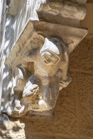 France, Côte-d'Or (21), les climats de Bourgogne classés Patrimoine Mondial de l'UNESCO, Beaune, Hotel Le Cep dans l’hôtel particulier Brunet de Monthelie du XVe et XVIe siècle, bouffon symbole alchimique de la transformation avec le tonneau et la cuillère, support de voute dans la cour à colombages Thiroux de Saint Félix datée de1570