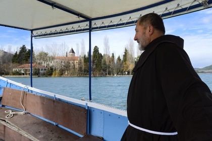 Croatie, Dalmatie, Parc national de Krka où la rivière Krka devient le lac de Visovac, monastère franciscain de l’îlot Visovac, Frère Stojan