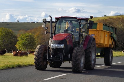 France, Ardèche (07), parc naturel régional des Monts d'Ardèche, Massif du Mézenc, tracteur sur une route