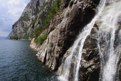 Norvège, Rogaland, chute d'eau tombant dans le Lysefjord, fjord de Lysebotn